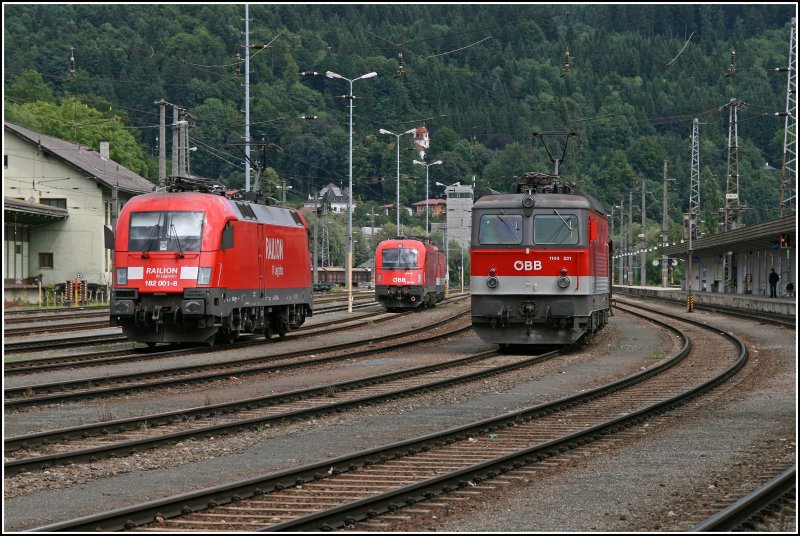 Die Nrnberger 9180 6 182 001-8-D-DB macht der Innsbrucker 1216 003 (E190 003) Platz, damit sie der Bludenzer 1144 231 mit dem Quarzsandzug zum Brenner untersttzen kann. (04.07.07)