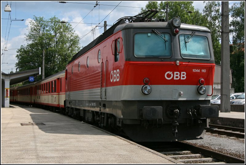 Die nun im neuen Erscheinungsbild befindliche Bludenzer 9181 1044 110-5 verbringt ihren 30.06.07 im Bahnhof Kufstein mit  rumstehen .