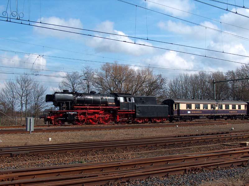 Die NVBS Jubileumsexpress; VSM Dampflok 23 071 mit historischen Rheingoldwagen. Geldermalsen 26.03.06. Foto Jacques Janssen.