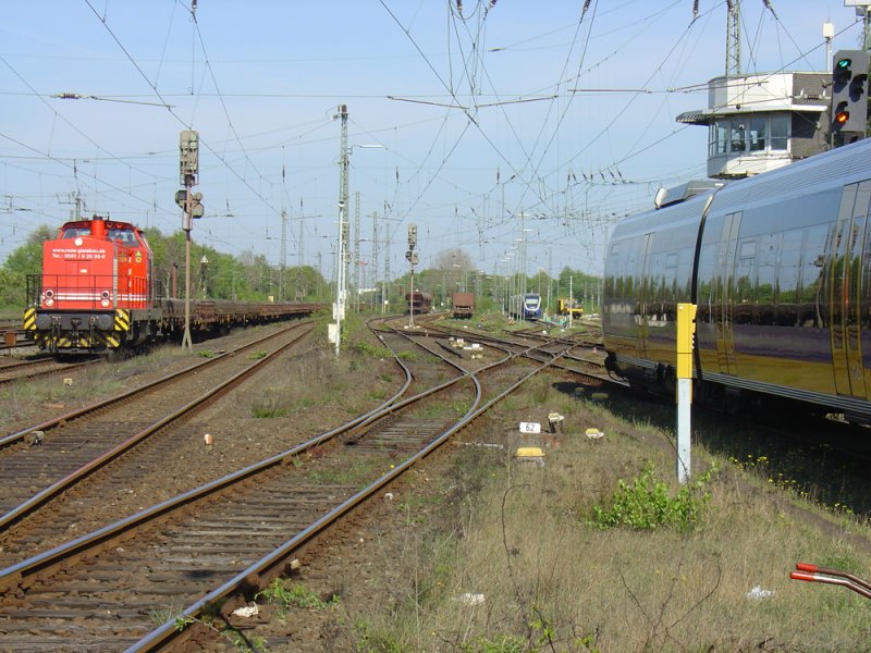 Die NWB 81552 verlsst pnktlich um 16.25 Uhr den Bahnhof Rheda-Wiedenbrck in Richtung Bielefeld.Links sehen wir einen Bauzug der Firma Rose - Gleisbau welcher mit weiteren Krnen und Baugerten  zum Austausch zweier Weichen im Bahnhof Rheda z. Zt. eingesetzt ist.