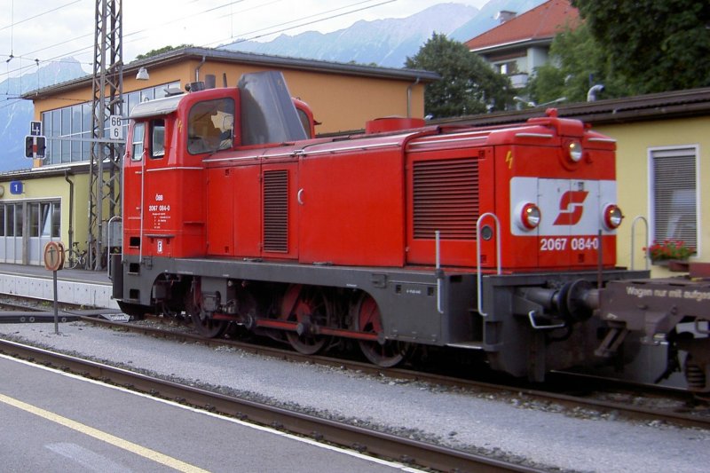 Die OBB Dieselverschublocomotive 2067-087-4 auf denn Bahnhof von Hall in Tirol am Abend von 21 juli 2005. Diese Loc ist uber 50 jahre alt und nog immer in betrieb !