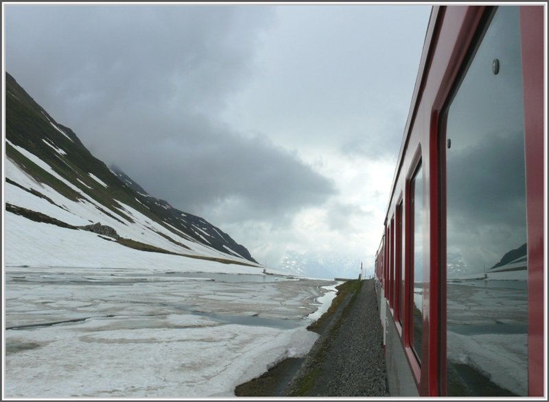 Die Oberalppasshhe ist erreicht. Blick zurck Richtung Urserental aus Regionalzug 866. (03.06.2008)
