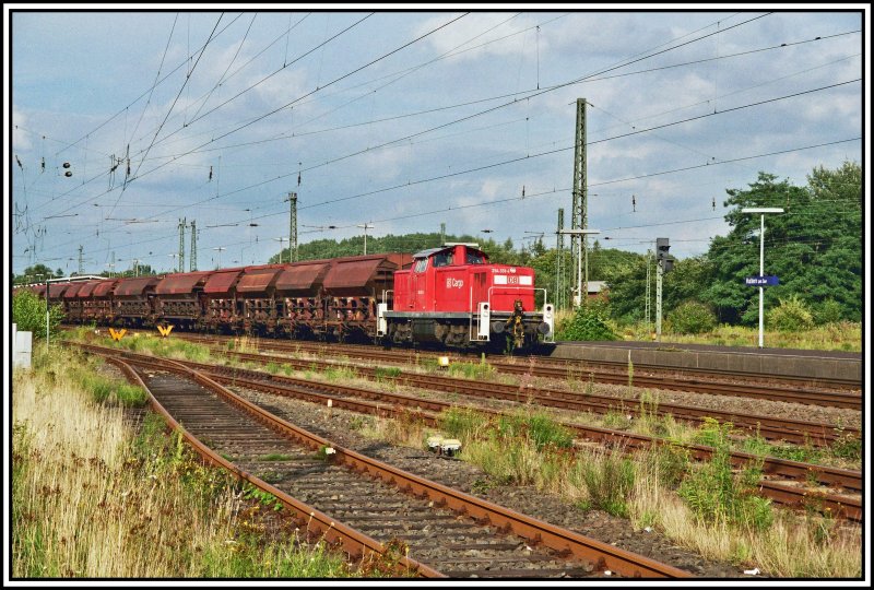 Die Oberhausen-Osterfelder 294 331, heute 294 831 fhrt mit einem Gterzug aus Schttgutwagen Richtung Recklinghausen.