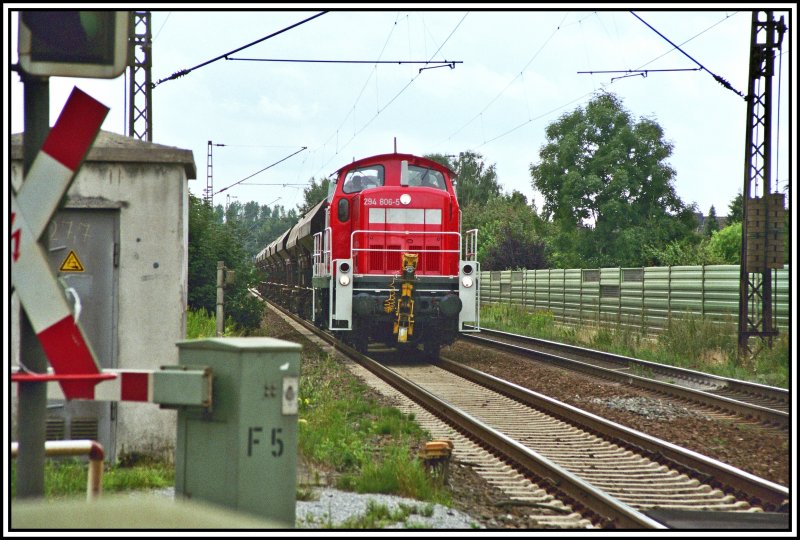Die Oberhausener 294 806 fhrt mit einem Gterzug aus Schttgutwagen Richtung Dlmen. 