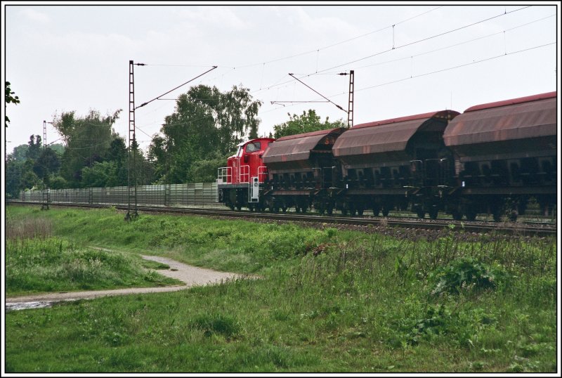Die Oberhausener 294 860 fhrt mit einem Gterzug von Dlmen Richtung Recklinghausen. Aufgenommen am 18.05.07 bei Haltern am See.
