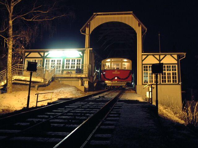 Die Oberweibacher Bergbahn am 15.12.2002. Neu die beleuchtete Bergstation Lichtenhain a.d.Bgn., der alte Charme der 80.jhrigen Bahn, jetzt leuchtet die Bergstation weit in das Thringer Land. Ein technisches Denkmal im neuen Glanz, heute fhrt diese Bahn unter der Bezeichnung Oberweibacher Berg-und Schwarzatalbahn. Diese neugegrndete Bahn sollte man auf jeden Fall einmal besuchen.