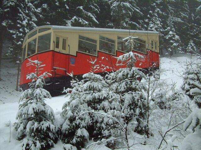 Die Oberweibacher Bergbahn am 8.02.03 aufgelauert mitten im Wald, inmitten einer malerischen Winterkulisse, fhrt diese einzigartige Standseilbahn fast lautlos durch die Metzelsschlucht im Thringer Wald, sie ist Bestandteil der Oberweibacher Berg-und Schwarzatalbahn. 