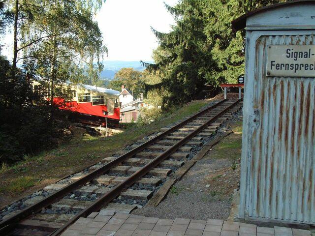 Die Oberweibacher Bergbahn an der Bergstation Lichtenhain a.d.Bgn., hier erlebt man ein weiteres Eisenbahnhighligts, diese Bild entstand vom Bahnhof Bergstation der Lichtenhainer Waldeisenbahn. ber einen gesonderten Ausgang erreicht man dies wunderschne hchstgelegene Feldbahn Deutschlands, wenn man mit der Standseilbahn angekommen ist in Lichtenhain, fragen Sie bitte gleich nach der Waldeisenbahn, es lohnt sich.