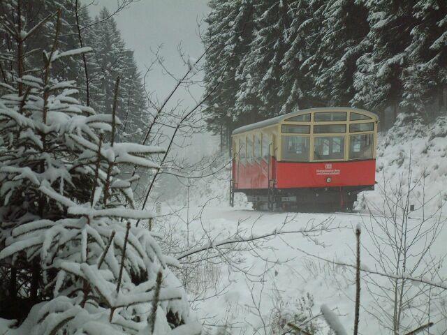 Die Oberweibacher Bergbahn in der Metzeltsschlucht, ein blitzartiger Dunstschleier umgibt die Bahn, eine gespenstische Atmosphre an einem Wintertag, malerisch eingebettet in eine der schnsten Landschaften Deutschlands gleitet die Bahn nach Lichtenhain a.d.Bgn. im Thringer Wald.