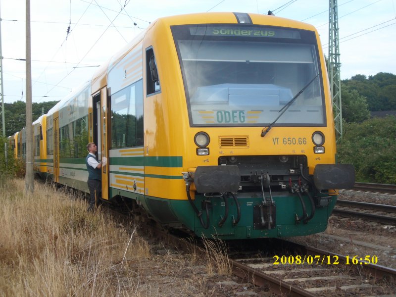 Die ODEG mit drei Triebwagen ist am 12.07.2008 wieder auf Rgen.