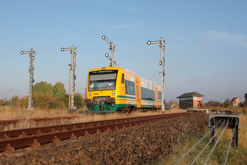 Die ODEG nach Neustrelitz hat Ausfahrt aus dem Bahnhof Karow/Meckl. 23.10.2008
