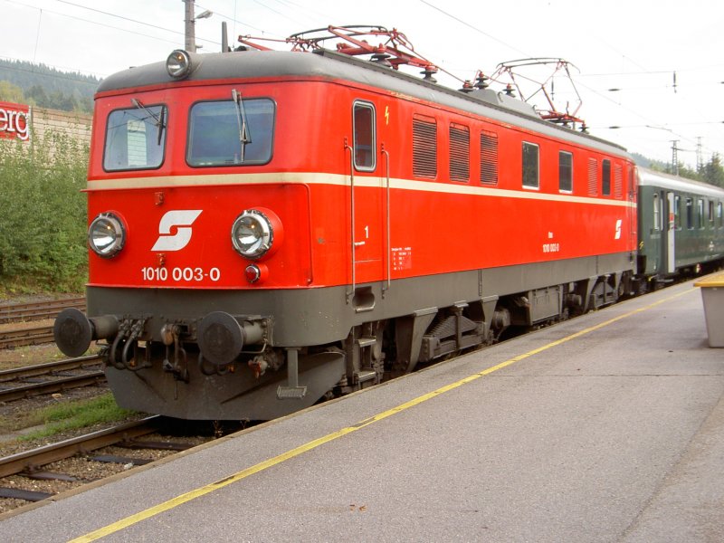 Die BB 1010 ist hier mit einem Sonderzug der BB und des VEF zu sehen. Die Sonderfahrt ging nach Mixnitz zur Lokalbahn.
