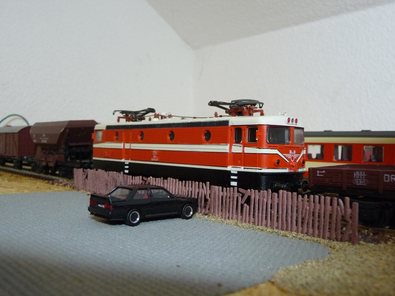 Die BB 1043.01 ist zwischen einige Gterwagen direkt beim Parkplatz im unelektrifizierten Bereich abgestellt. (10.08.09)