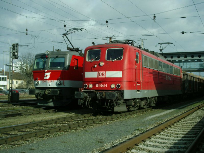 Die BB 1044 015 mit einem Autozug und die DB 151 041 mit Rohholz, beide unterwegs Richtung Salzburg, warten im Welser Hbf auf die Weiterfahrt. [12.01.06]