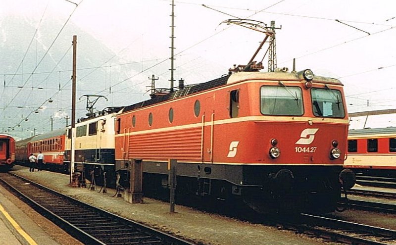 Die BB 1044.27 hilft der DB 111 211- 9 mit dem D 285 ber den Brenner. Und das nicht ohne Grund: der lange D 285 bestand aus den Wagengruppen Frankfurt - Meran, Wien - Meran und Mnchen - Lecce. Innsbruck, den 22. Juli 1984
(Gescanntes Foto) 