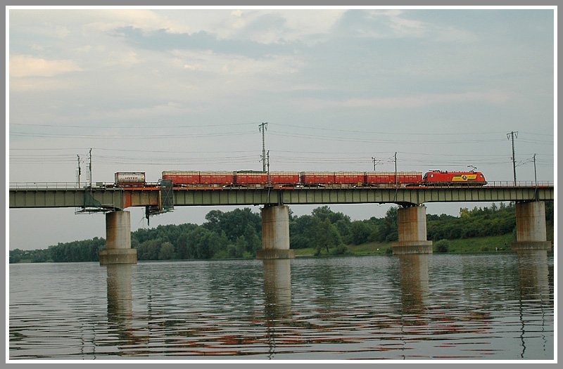 Die von den BB an die GySEV vermietete 1116 061-1 berquert am 21.7.2006 im Bereich Wien Lobau die Donau
