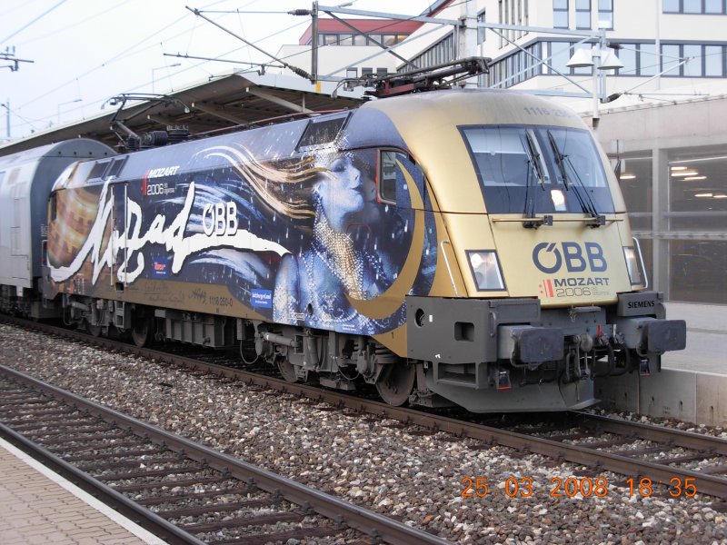 Die BB-Werbelok 'Mozart' (1116 250-0) am 25.3.2008 whrend eines einmintigen Zwischenhaltes im Bahnhof Mdling.