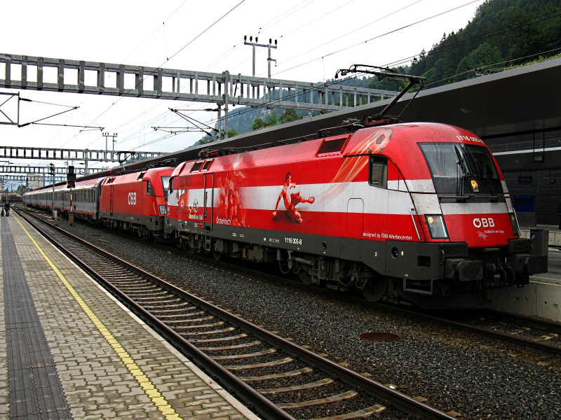 Die sterreich Lok mit dem EC 161 in Feldkirch am 22.08.2009

Lg
