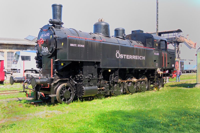 Die sterreichische Botschafterlok 93.1410 grt aus dem Bahnpark Augsburg: K die Hand...