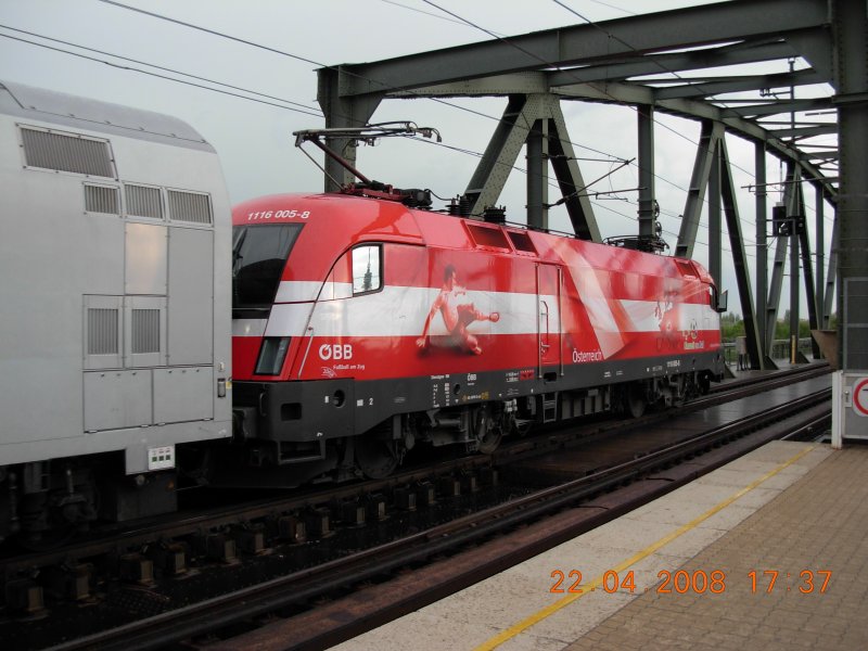 Die sterreichische EM-Lok vor dem R2270 nach Retz an einem feucht-khlen Tag in der Station Handelskai (22.4.2008).