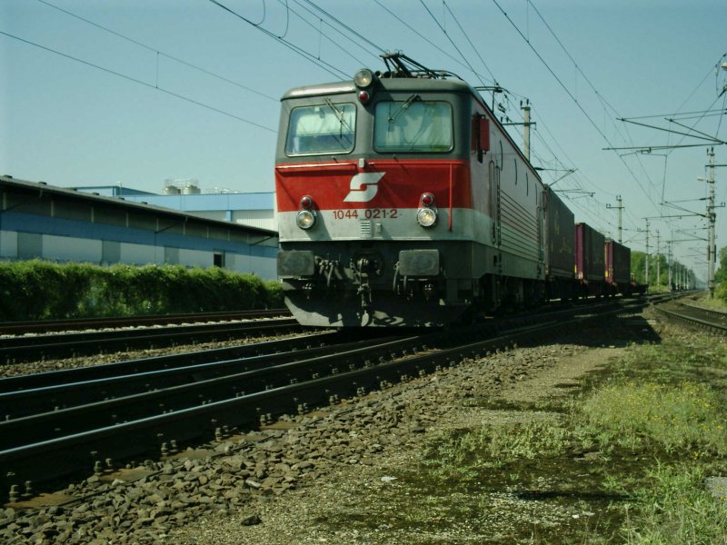 Die �sterreichische Lok 1044 021-2, mit nur vier G�terwagen, kommt aus Richtung Attnang-Puchheim und will m�glicherweise zum Welser G�terumschlagplatz. [20.07.06]
