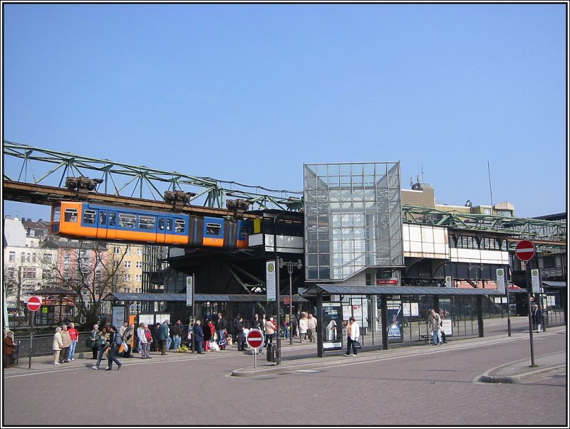 Die �stliche End-Haltestelle Oberbarmen der Wuppertaler Schwebebahn, aufgenommen am 31.03.2007. Diese Haltestelle befindet sich in unmittelbarer Nachbarschaft zu einem Busbahnhof und dem DB-Bahnhof Wuppertal-Oberbarmen.