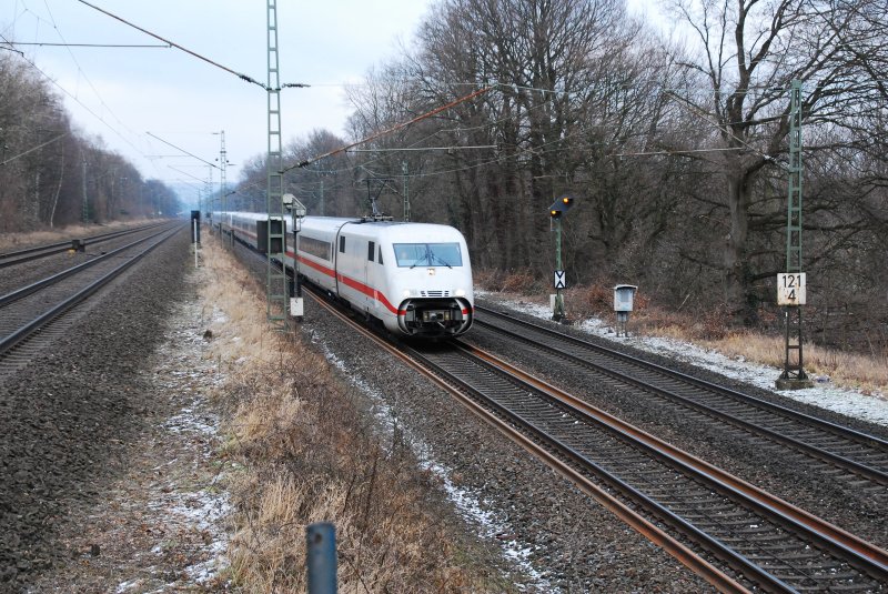 Die  offene Schnute  scheint beim ICE in Mode gekommen zu sein. Hier mal wieder ein ICE2. Erwischt am Nachmittag des 01.02.2009 in Avenwedde-Isselhorst. Habe das in letzter Zeit fter gesehen. Ist das Absicht? Ist doch eigentlich Gift fr die Aerodynamik... Falls jemand nen Grund dafr kennt: bitte mal schreiben.