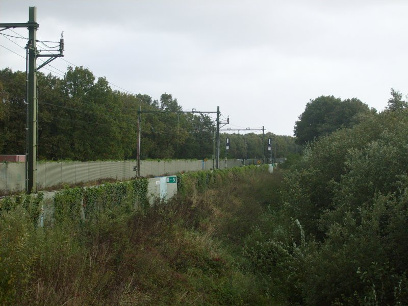 Die Offizielle Grenze zwischen  Deutschland und den Niederlanden.Hier ist auch der Fahrleitungsmastwechsel von Niederlndichen Portalmasten auf deutsche Flachmasten.Systemwechsel ist in Emmerich.