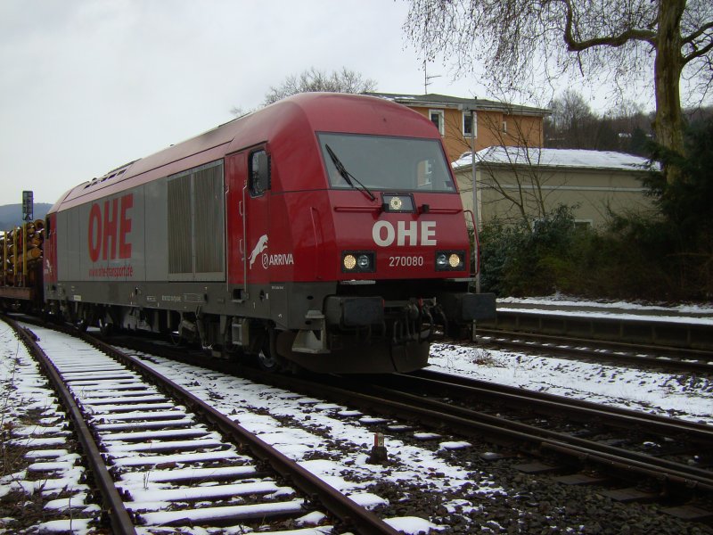 Die OHE 270080 zieht am 26.03.08 einen beladenen Holzzug aus dem Bahnhof Arnsberg.