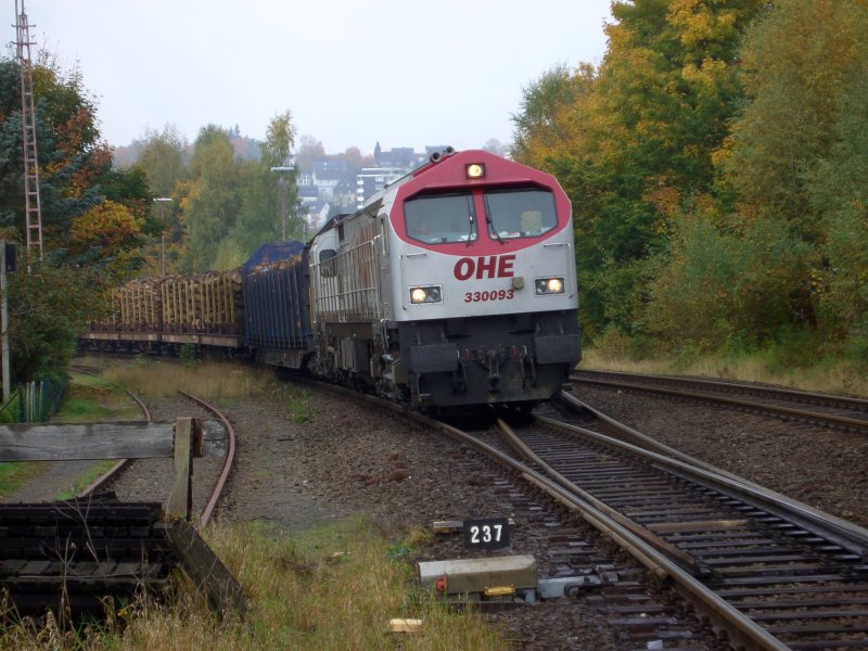 Die OHE 330039 rangiert am 14.10.2008 mit einem Holzzug im Bahnhof Arnsberg.