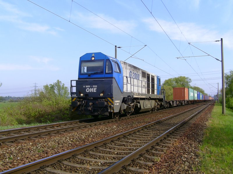 Die OHE Lok V 1001 - 033 auf der Hafenbahn in Hamburg - Moorburg mit einem Containerzug vom Hafen kommend. Aufgenommen am 17.04.2009