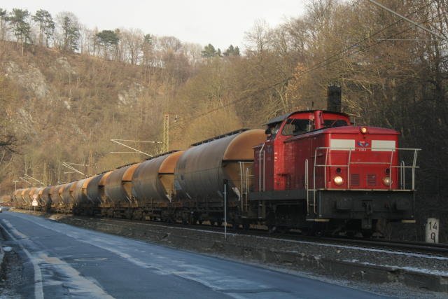 Die OHE V60.3 als Zuglok vor einem Kesselzug in Rbeland. Mit einer Tiger als Schiebelok bewltigten sie den steilen Anstieg von 1:16,6. Es ist fast unglaublich. Die Bahn AG setzte fr diese Leistung zwei 185er, spter zwei Ludmillas ein. Der Grund fr die Untermotorisierung sind Khlwasserprobleme an den Tigern. Deshalb kommt auch die gemietete 218 139 in letzter Zeit im Harz zum Einsatz. Bei dem Foto lachte selbst der Lokfhrer verlegen...