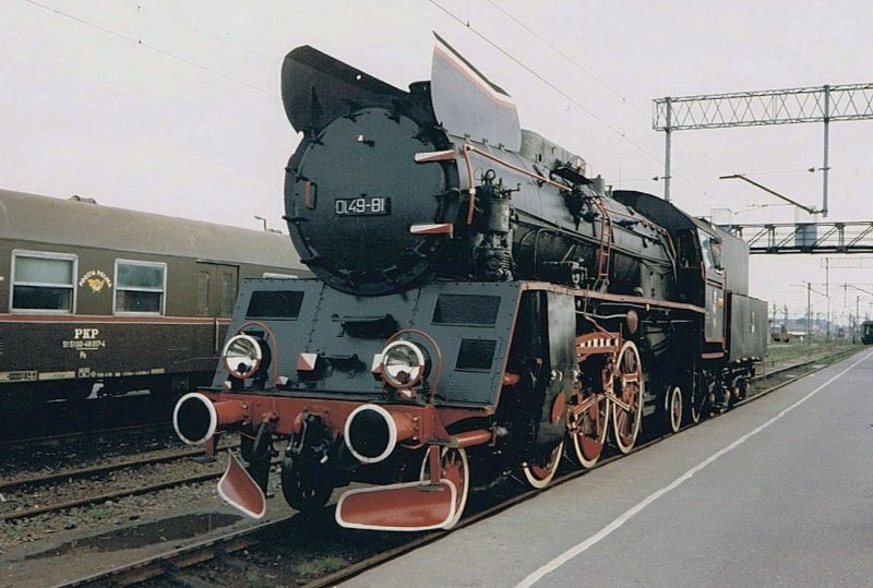 Die Ol 49-81 brachte den Personenzug von Wolsztyn (ab 15.44) nach Poznan Gl. (an 17.45) und dampft nun ins BW.
28. August 1994 (Gescanntes Foto)