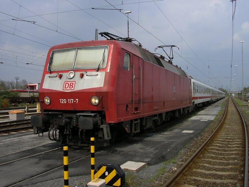 Die (or) 120 117-8 mit IC als Ersatzzug in Wartestellung.
(25.04.2008)