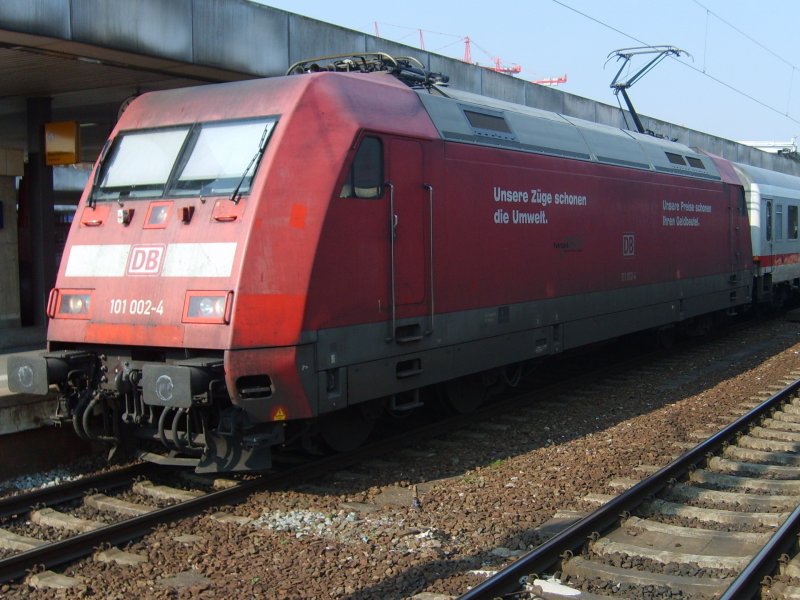 Die orientrote 101 002-4 mit PEP-WErbung steht am 29.3.07 mit IC 2037 in Hannover Hbf.