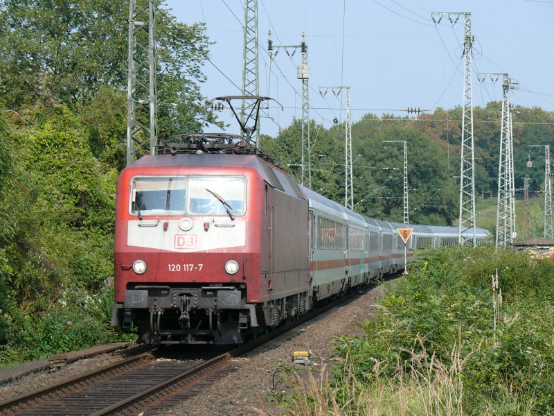 Die orientrote 120 117-7 fuhr heute mit ihrem IC durch Kln-West. Aufgenommen am 19/09/2009.