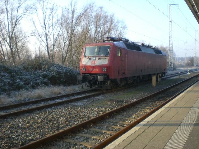 Die orientrote 120 126 stehtm am 31.12.2008 abgestellt im Rostocker Hbf.