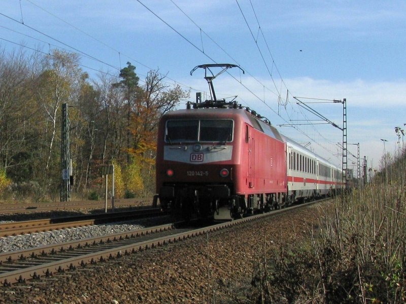 Die orientrote 120 142 schiebt IC 2295 am 1.11.2008 Richtung Salzburg, aufgenommen in Haar.