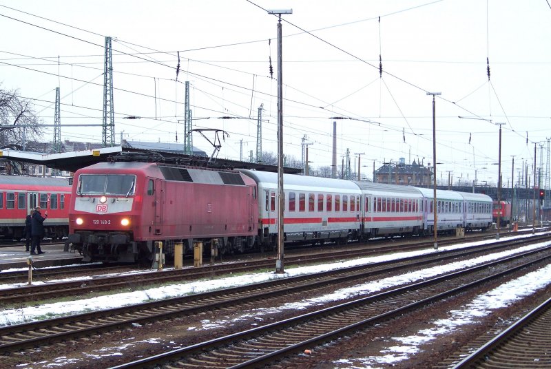 Die orientrote 120 148-2 steht mit dem EC340  Wawel  im Cottbuser Hbf bereit. Die polnische Lok SU46-011 hat den Zug bis Cottbus gebracht. 120 148-2 l�st die Diesellok jetzt ab und bringt den EuroCity nach Hamburg-Altona �ber L�bbenau/Spreewald und Berlin. Cottbus den 02.02.2009