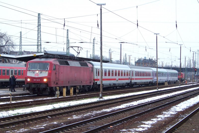 Die orientrote 120 148-2 steht mit dem EC340  Wawel  im Cottbuser Hbf bereit. Die polnische Lok SU46-011 hat den Zug bis Cottbus gebracht. 120 148-2 lst die Diesellok jetzt ab und bringt den EuroCity nach Hamburg-Altona ber Lbbenau/Spreewald und Berlin. Cottbus den 02.02.2009