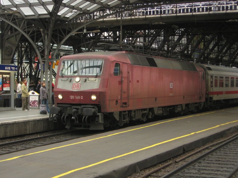 Die orientrote 120 148 steht am 04.11.2007 mit IC 2019 nach Berlin Ostbahnhof in K�ln Hbf.