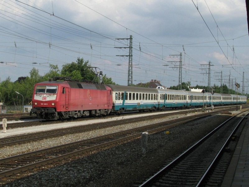 Die orientrote 120 149 f�hrt mit italienischen Wagen in M�nchen Pasing durch.