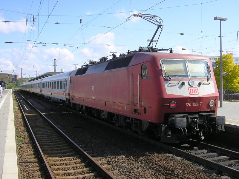 Die orientrote 120 155-7 (FM Mnchen) mit IC 2359 von Kln Hbf. nach Stralsund in Bochum Hbf.(14.09.2008)