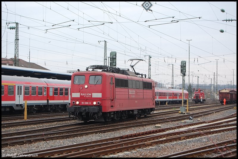 Die orientrote 151 086-6 setzt am Abend des 08.04.08 im Aalener Bahnhof um, um an FZT 56080 anzusetzen.