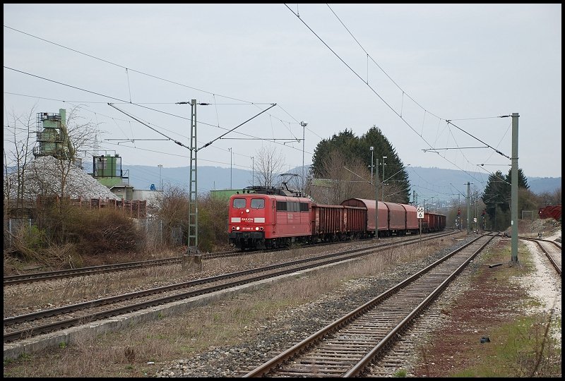 Die orientrote 151 086 zieht am 08.04.08 den FZT 56080 von Aalen nach Stuttgart-Hafen. Aufgenommen in Aalen-Essingen.