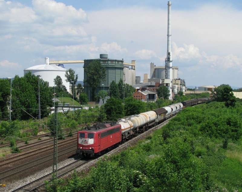 Die orientrote 151 134 ist am 10.6.2008 mit einem G�terzug in Regensburg unterwegs.