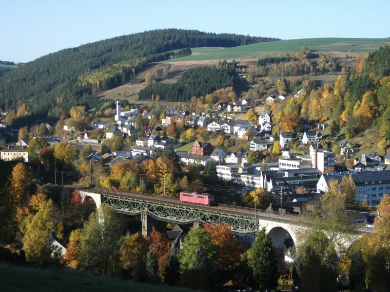 Die Orientrote 151 134 berfhrt am 19.Okotober 2012 als Tfzf das Trogenbachviadukt in Ludwigsstadt Richtung Probstezlla.