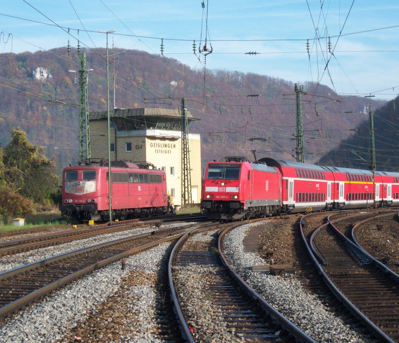 die orientrote 151 134 wird am 14.10.2008 neben dem Stellwerk in Geislingen fr den Schiebedienst an der Steige aufgerstet,whrend 146 209 mit ihrem IRE nach Lindau sogleich an Gleis 2 einfahren wird.