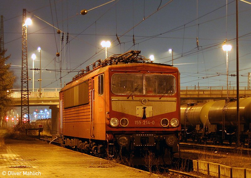 Die orientrote 155 214 am 21. Februar 2007 abgestellt in der Ausfahrgruppe Nrnberg Rbf.