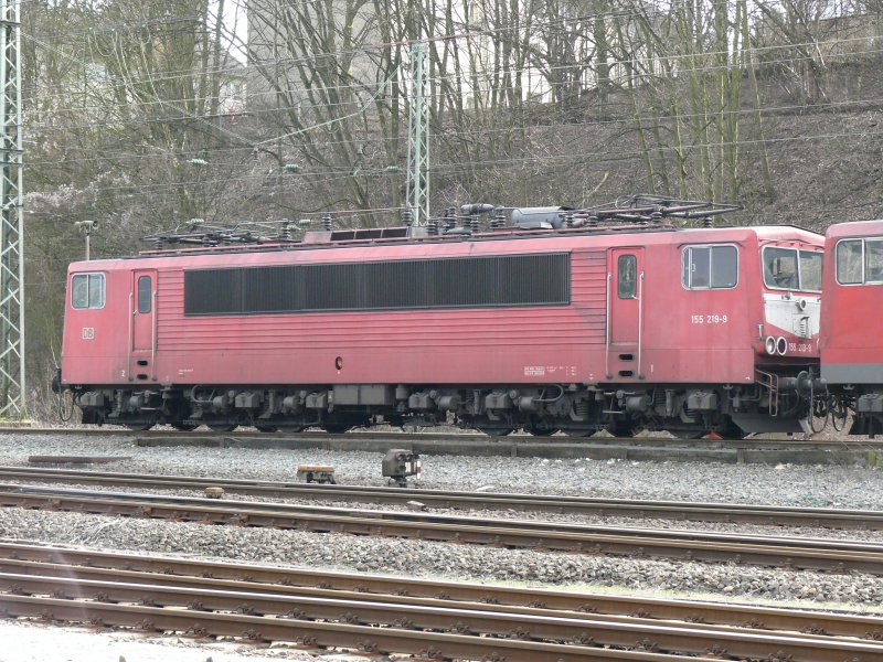 Die orientrote 155 219-9 stand heute in Aachen-West geparkt. Die seitliche Loknummer befindet sich noch unterhalb des Fhrerstandsfenster. Aufgenommen am 15/03/2009.